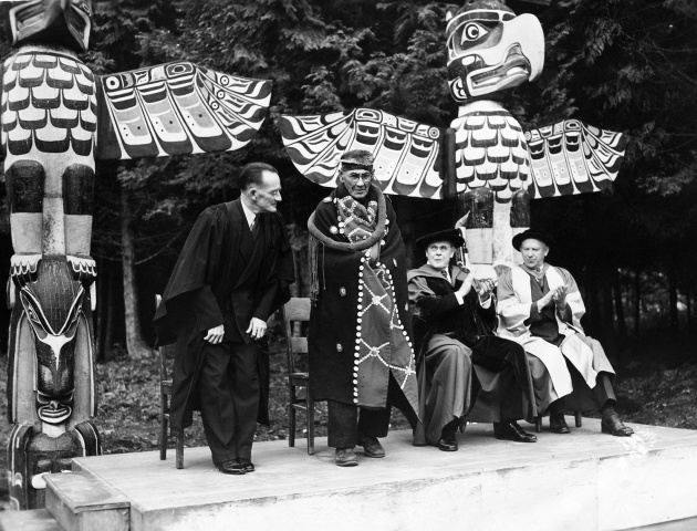 Hunter Lewis introducing Mungo Martin at the opening of Totem Park, 1951