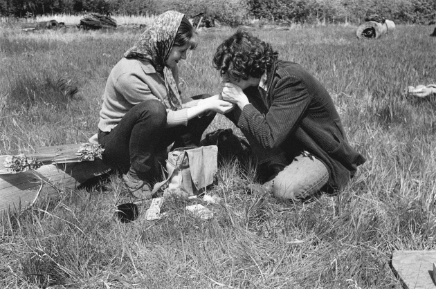 Geodesic dome construction on the mudflats, Michael de Courcy, Glenn Lewis, 1970