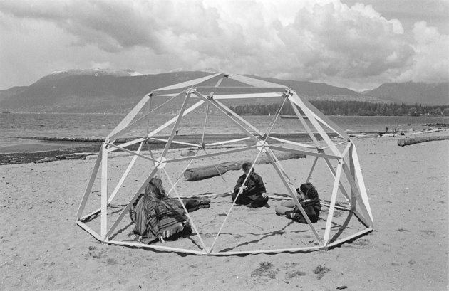 Geodesic dome construction on Kistilano Beach, Michael de Courcy, 1970